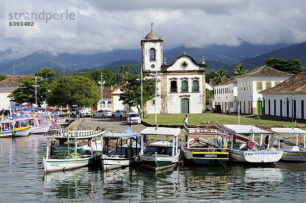 Fischerhafen und Kirche Santa Rita  Paraty oder Parati  Costa Verde  Bundesstaat Rio de Janeiro  Brasilien  Südamerika