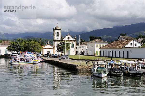 Fischerhafen und Kirche Santa Rita  Paraty oder Parati  Costa Verde  Bundesstaat Rio de Janeiro  Brasilien  Südamerika