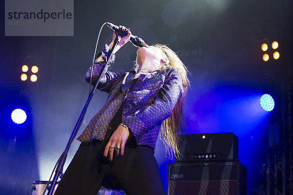 Sängerin Alison Mosshart von der britisch-amerikanischen Rockband The Kills live im Luzernersaal des KKL beim Blue Balls Festival in Luzern  Schweiz  Europa