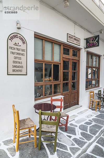 Tisch und Stühle vor griechischer Taverne  Mykonos  Kykladen  Griechenland  Europa