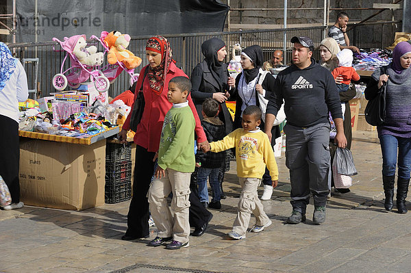 Palästinenser mit Kopftuch am Damaskustor  Arabisches Viertel  Jerusalem  Israel  Vorderasien  Naher Osten
