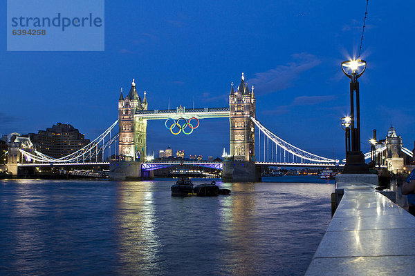 Tower Bridge mit olympischen Ringen  London  England  Großbritannien  Europa