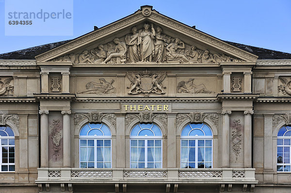 Giebel und Balkon des Stadttheaters Baden-Baden  1862 eröffnet  Goetheplatz  Baden-Baden  Baden-Württemberg  Deutschland  Europa
