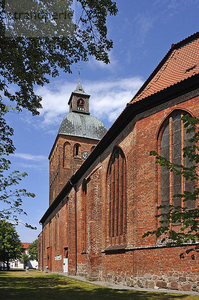 St.-Marien-Kirche  ursprünglich ein Backsteinbau aus dem 13. Jhd.  Turmerneuerung 1819  Bei der Kirche  Ribnitz-Damgarten  Mecklenburg-Vorpommern  Deutschland  Europa