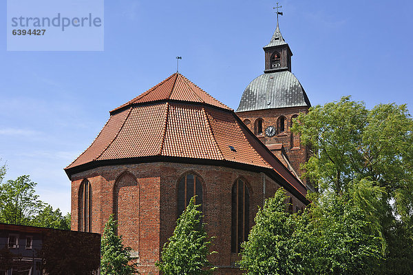 Turm der St.-Marien-Kirche  ursprünglich ein Backsteinbau aus dem 13. Jhd.  Turmerneuerung 1819  Bei der Kirche  Ribnitz-Damgarten  Mecklenburg-Vorpommern  Deutschland  Europa