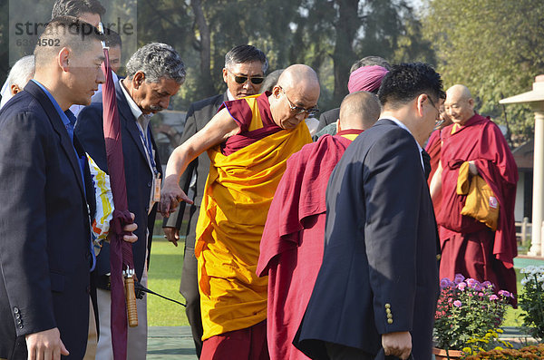 Höchste buddhistische Würdenträger treffen den Dalai Lama  Buddhisten aus aller Welt treffen sich zum gemeinsamen Gebet  Global Buddhist Congregation 2011  am Gandhi Smitri  Neu Delhi  Indien  Asien