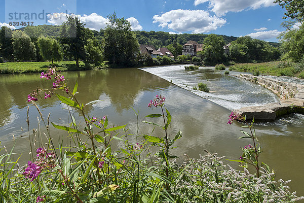 Fluss Kocher  Kocher-Wehr  Kochertal  Forchtenberg  Hohenlohe  Baden-Württemberg  Deutschland  Europa