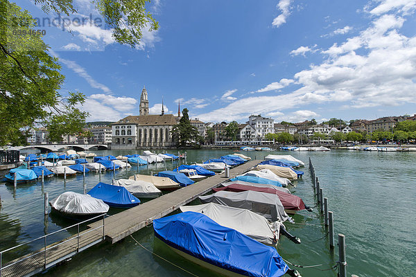 Boote  Blick über Limmat und Limmatquai auf Wasserkirche und Grossmünster  Zürich  Schweiz  Europa
