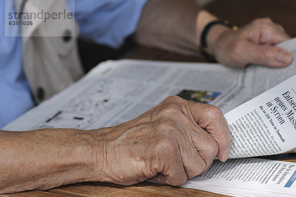 Ein alter Mann liest die Tageszeitung  Deutschland  Europa