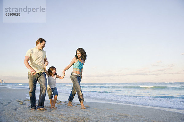 Familie Wandern am Strand