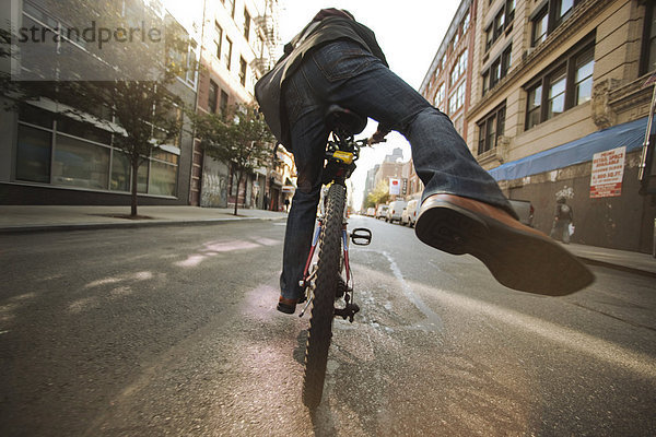 Städtisches Motiv  Städtische Motive  Straßenszene  Straßenszene  Europäer  Mann  fahren  Straße  Fahrrad  Rad
