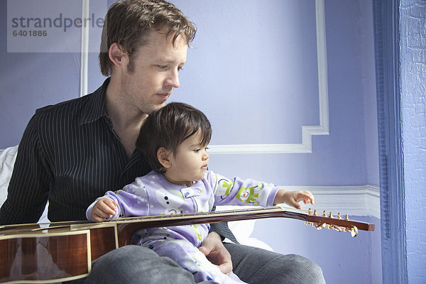 sitzend  Menschlicher Vater  Gitarre  Mädchen  Baby