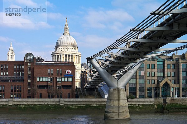 Großbritannien  London gesehen von der Themse  die Millennium Brücke und die St. Paul s Kuppel