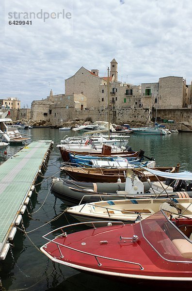 Boot vertäut Kathedrale Apulien Italien