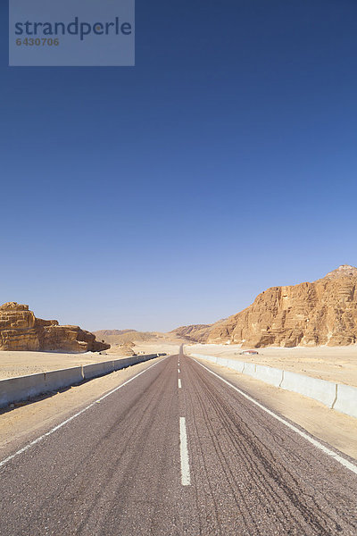 Straße zum Katharinenkloster in der Wüste Sinai  Ägypten  Afrika