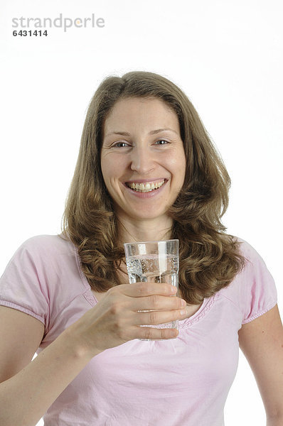 Junge Frau hält Wasserglas