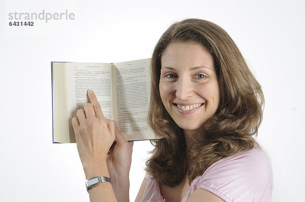 Junge Frau hält ein Buch