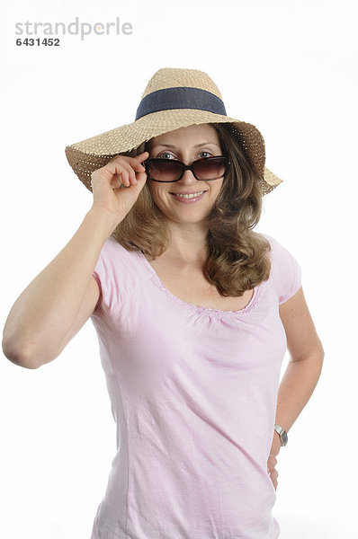 Junge Frau mit Sonnenbrille und Strohhut