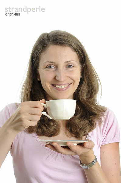 Junge Frau genießt eine Tasse Kaffee