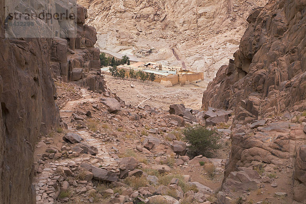 Katharinenkloster  von den Stufen des Bussweges zum Gipfel des Berg Sinai  Ägypten  Afrika