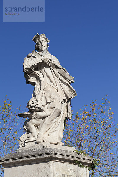 Statue des Heiligen Johannes von Nepomuk von Agostino Cornacchini  Milvische Brücke  Rom  Italien  Europa
