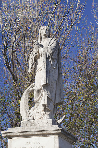 Statue der Jungfrau Maria von Domenico Piggiani  Milvische Brücke  Rom  Italien  Europa