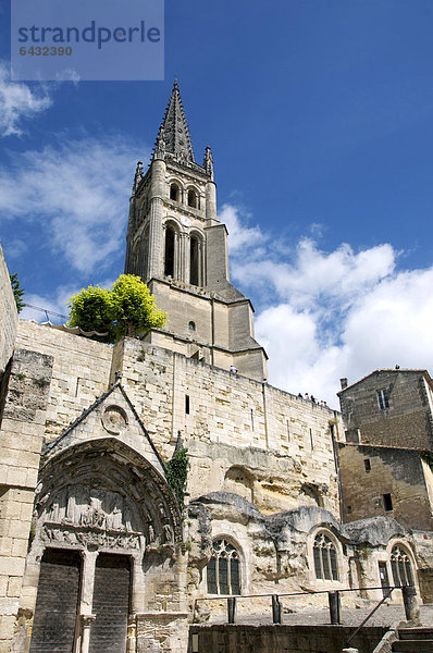 Steinbogen und Glockenturm der historischen Felsenkirche auf dem Place de l'Eglise  Saint-Emilion  Gironde  Frankreich  Europa