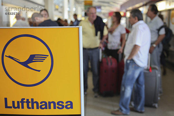 Lange Wartezeiten und Flugausfälle aufgrund des Streiks der Lufthansa-Flugbegleiter am Flughafen Berlin-Tegel  Berlin  Deutschland  Europa