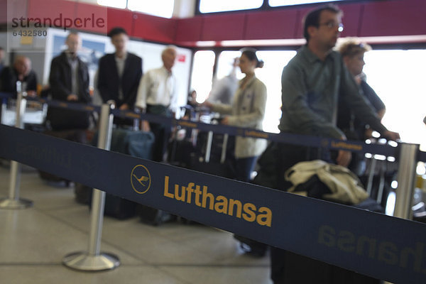 Lange Wartezeiten und Flugausfälle aufgrund des Streiks der Lufthansa-Flugbegleiter am Flughafen Berlin-Tegel  Berlin  Deutschland  Europa