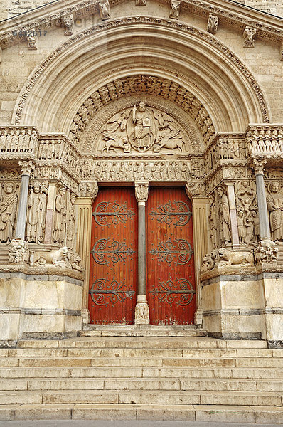 Portal der Kathedrale Saint Trophime  Arles  UNESCO Weltkulturerbe  Bouches-du-Rhone  Provence-Alpes-Cote d'Azur  Südfrankreich  Frankreich  Europa  ÖffentlicherGrund