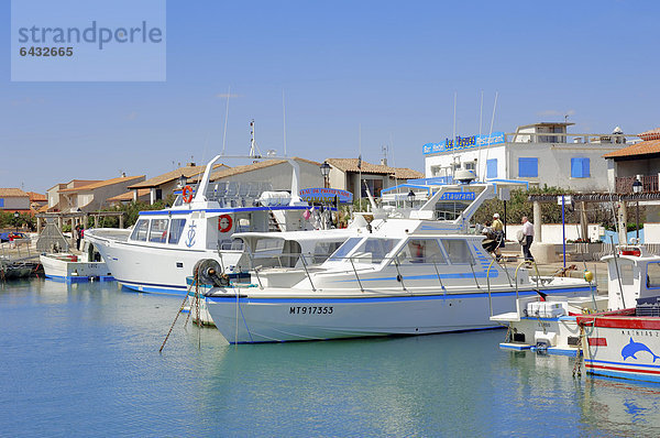 Schiffe im Hafen von Les Saintes-Maries-de-la-Mer  Camargue  Bouches-du-Rhone  Provence-Alpes-Cote d'Azur  Südfrankreich  Frankreich  Europa  ÖffentlicherGrund