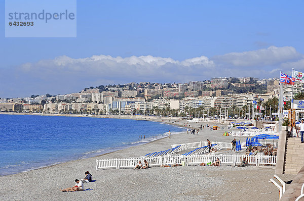Strand in Nizza  Alpes-Maritimes  Provence-Alpes-Cote d'Azur  Südfrankreich  Frankreich  Europa  ÖffentlicherGrund