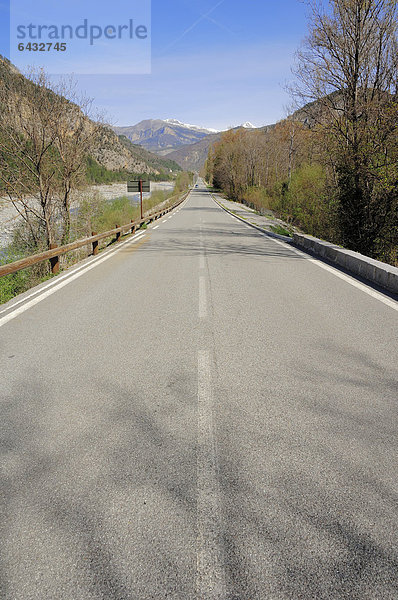 Straße und Berge  Alpes-Maritimes  Provence-Alpes-Cote d'Azur  Südfrankreich  Frankreich  Europa  ÖffentlicherGrund