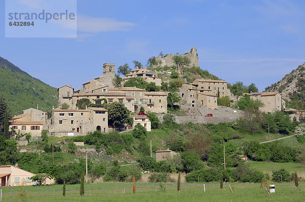Blick auf das Dorf Brantes  Vaucluse  Provence-Alpes-Cote d'Azur  Südfrankreich  Frankreich  Europa  ÖffentlicherGrund