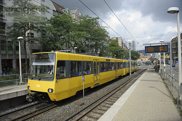 Stadtbahn der Linie U 15 fährt vom Charlottenplatz her kommend an der Haltstelle OLGAECK ein  Stuttgart  Baden-Württemberg  Deutschland  Europa