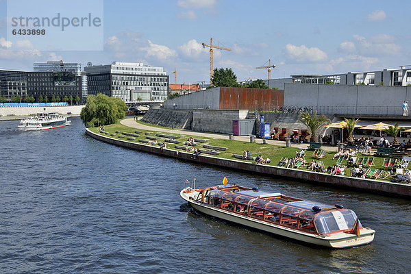 Ausflugsboot auf der Spree  Reichstagsufer  Spreebogen  Regierungsviertel  Berlin  Deutschland  Europa  ÖffentlicherGrund