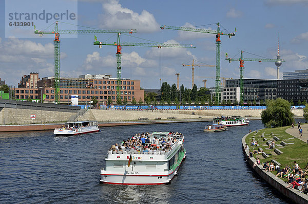 Ausflugsboot auf der Spree  Reichstagsufer  Spreebogen  Regierungsviertel  Berlin  Deutschland  Europa  ÖffentlicherGrund