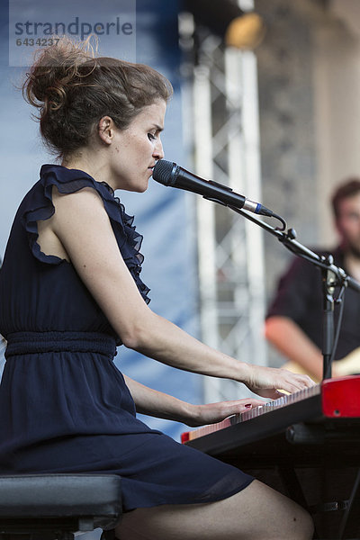 Die Schweizer Singer-Songwriterin Lina Button live beim Blue Balls Festival  Pavillon am See in Luzern  Schweiz  Europa