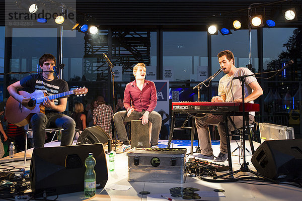 Die deutsche Electro-Pop  Soul und Jazz-Band Lupin live vor dem KKL Plaza beim Blue Balls Festival in Luzern  Schweiz  Europa