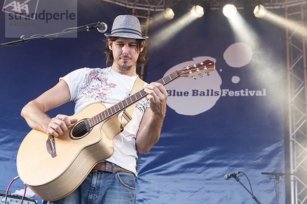 Der schweizer Singer und Songwriter Peter Finc live beim Blue Balls Festival Pavillon am See in Luzern  Schweiz  Europa