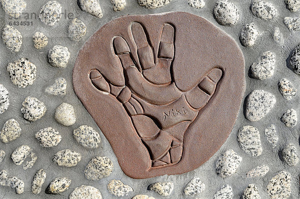 Handabdruck als Signatur des Kunstwerkes  Queen Califa's Magical Circle  Spätwerk der französischen Bildhauerin Niki de Saint Phalle  Kit Carson Park  Escondido bei San Diego  Kalifornien  USA  ÖffentlicherGrund