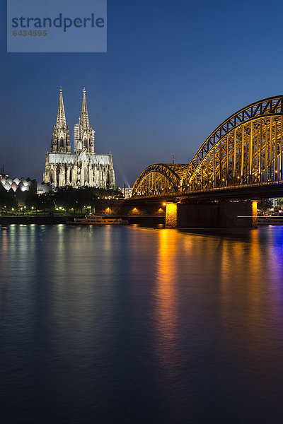 Abendlicher Blick über den Rhein auf Museum Ludwig  Kölner Dom und Hohenzollern-Brücke  Unesco Weltkulturerbe  Nordrhein-Westfalen  Deutschland  Europa