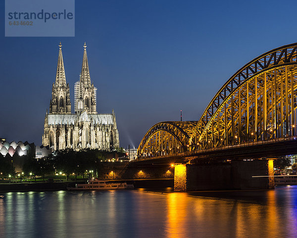Blick über den Rhein auf Museum Ludwig  Kölner Dom und Hohenzollern-Brücke  Nordrhein-Westfalen  Deutschland  Europa