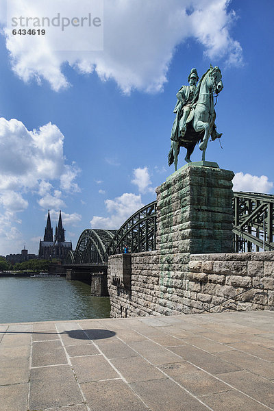 Blick von Köln Deutz  vorne Reiterstandbild Kaiser Wilhelm I. von Preußen  dahinter Hohenzollern-Brücke  Kölner Dom mit Museum Ludwig  Köln  Nordrhein-Westfalen  Deutschland  Europa