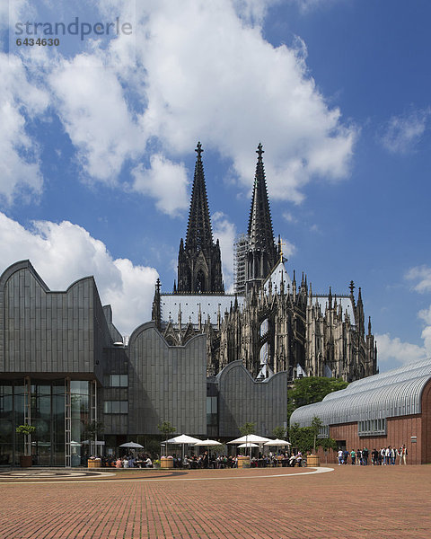 Moderne und Geschichte: Museum Ludwig und Kölner Dom  Köln  Nordrhein-Westfalen  Deutschland  Europa