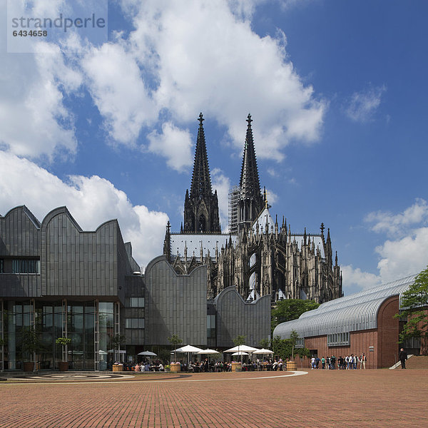 Blick vom Heinrich Böll Platz auf Museum Ludwig und Kölner Dom  Köln  Nordrhein-Westfalen  Deutschland  Europa