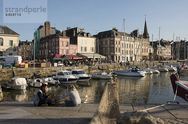 Hafen von Honfleur mit Häuserzeile am Kai  Normandie  Frankreich  Europa