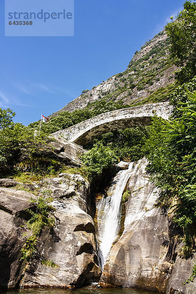 Steinbrücke und Wasserfall  Bleniotal  Tessin  Schweiz  Europa