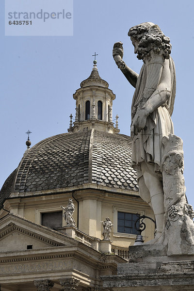 Statue in der Piazza del Popolo  mit Kuppel der Kirche Santa Maria dei Miracoli  Rom  Italien  Europa