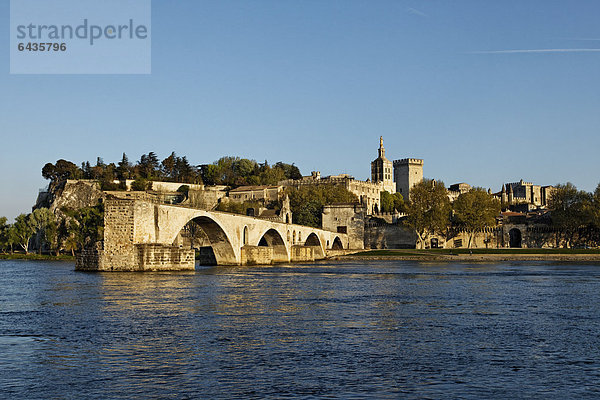 Pont Benezet und Papstpalast in Avignon  Region Provence  Frankreich  Europa